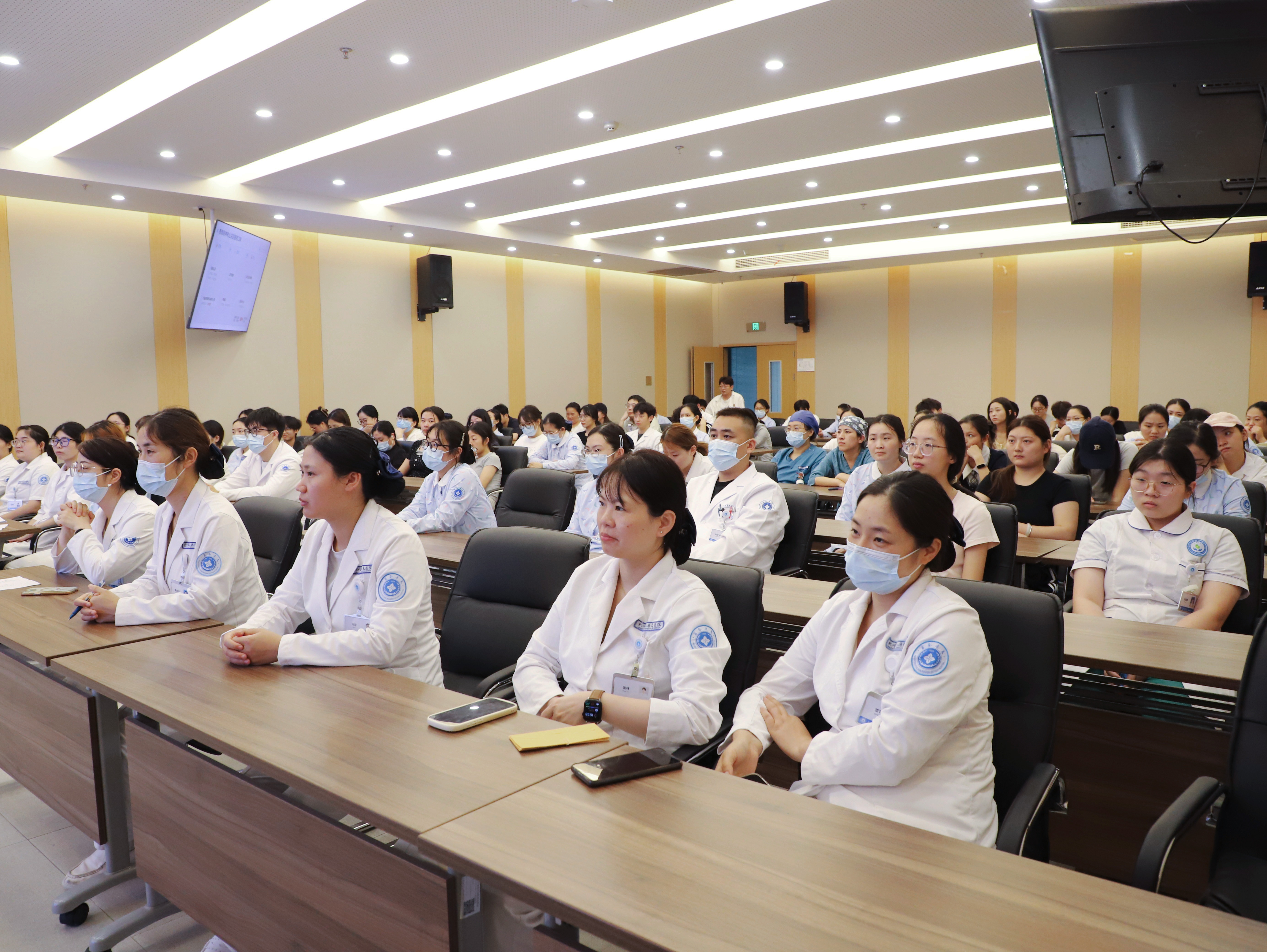 富春动态丨我院召开2026年暑期专项活动总结表彰大会